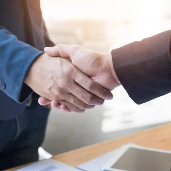 hommes-se-serrant-la-main-recours