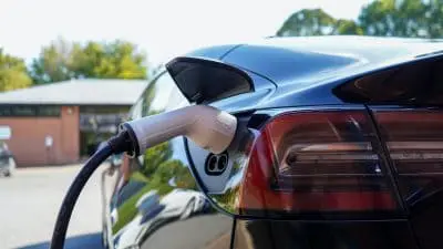 voiture-electrique-en-charge