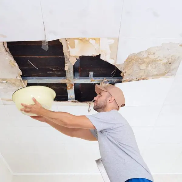 degat-des-eaux-maison-homme