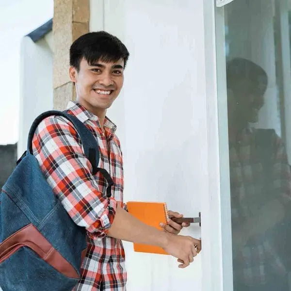 etudiant-devant-la-porte-de-son-logement