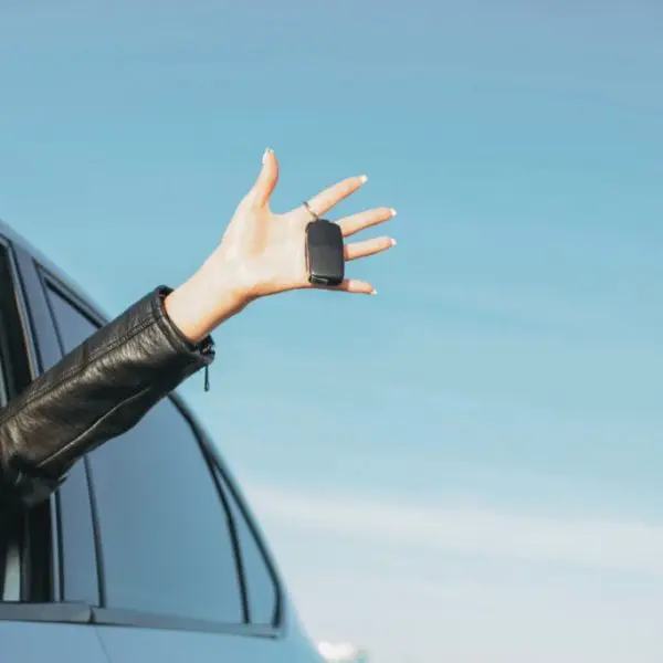 femme-main-fenetre-voiture-avec-cles