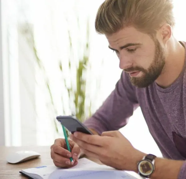 homme-telephone-releve-information