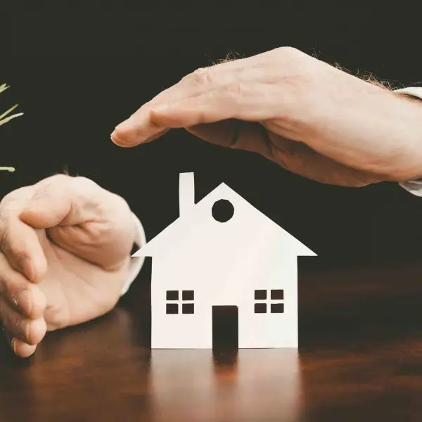 dessin-maison-blanche-dans-mains