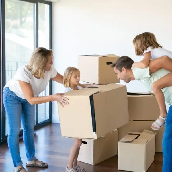 famille-qui-emmenage-dans-sa-nouvelle-maison