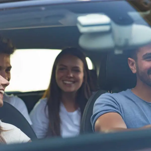 groupe-amis-dans-voiture