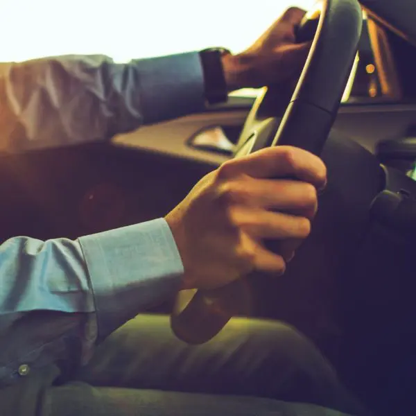 homme-volant-de-sa-voiture