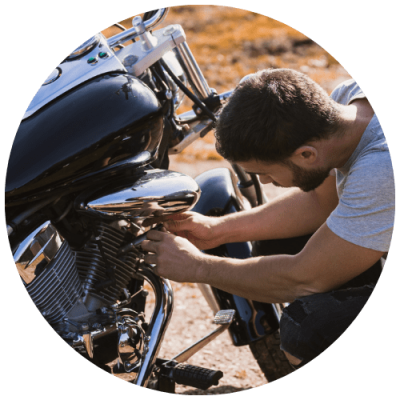 homme-cherchant-la-panne-sur-sa-moto