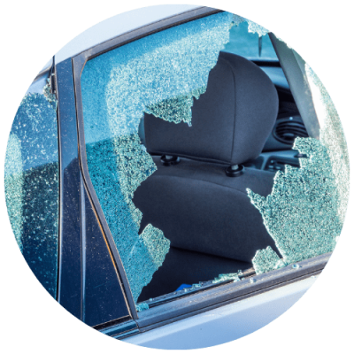 voiture-avec-une-vitre-vandalisee