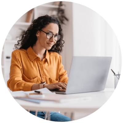 jeune-femme-declarant-son-sinistre-sur-son-ordinateur