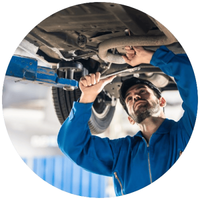 mecanicien-qui-repare-une-voiture-apres-un-sinistre