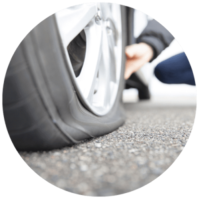 pneu-dun-vehicule-creve-en-bord-de-route