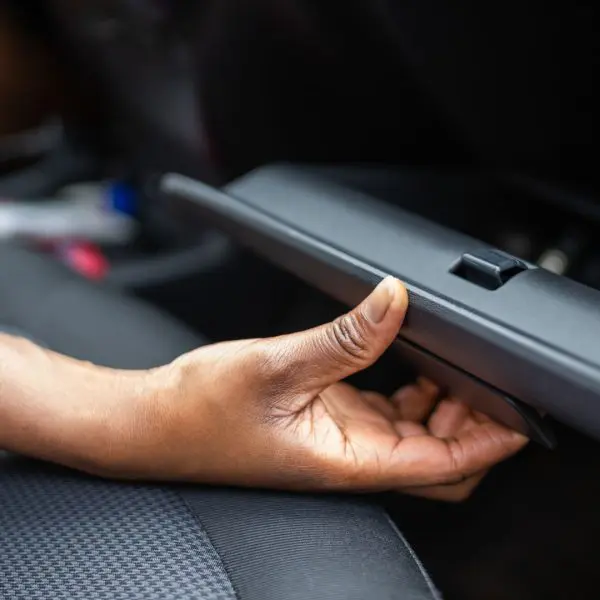 femme qui ouvre sa boite à gants