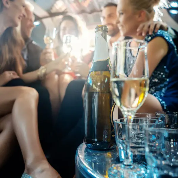 des amis qui font la fête