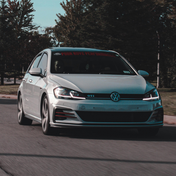 Voiture surpuissante sur route