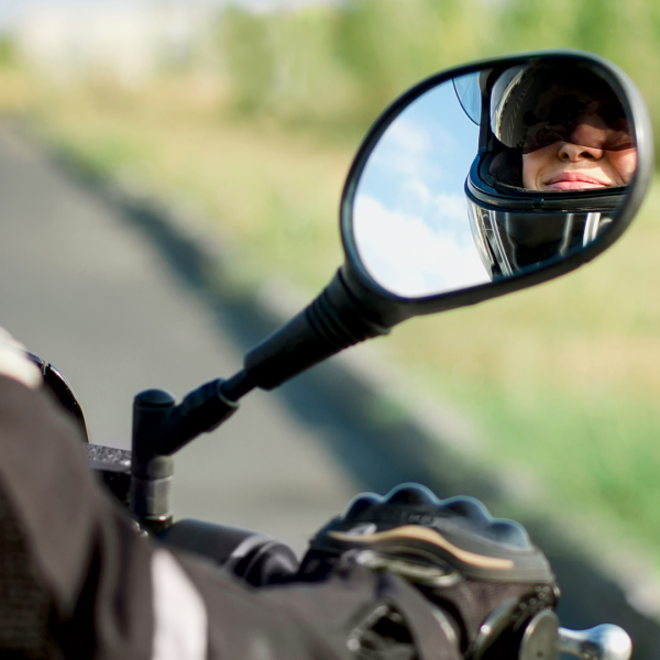 Motard qui est sur sa moto