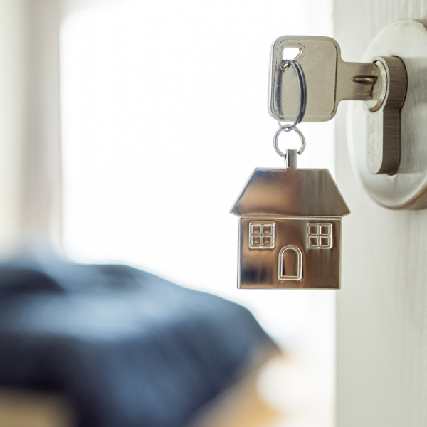 Clé de maison, porte ouverte