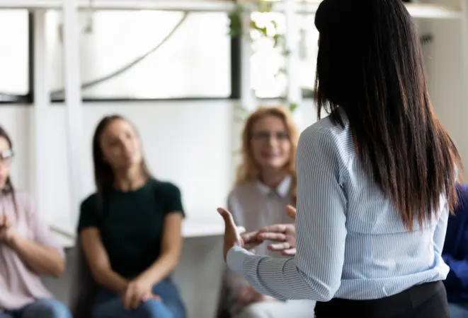 jeune femme réalisant une formation