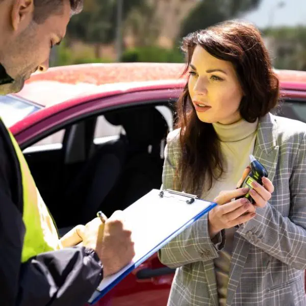 femme qui réalise un constat suite à un accident