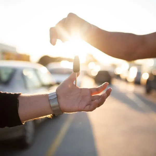 personnes s'échangeant une clé de voiture