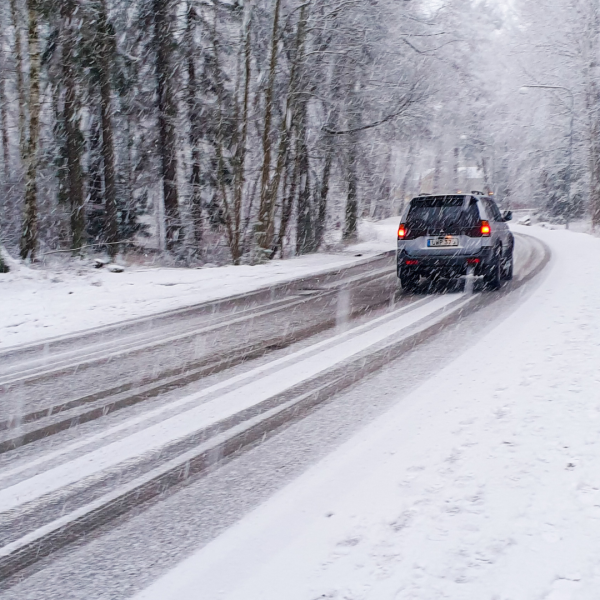 Voiture qui roule sur la niege