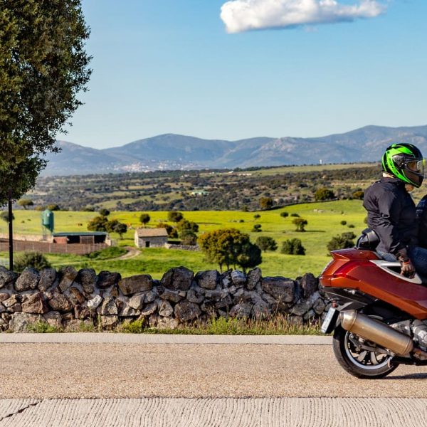 moto qui roule sur la route